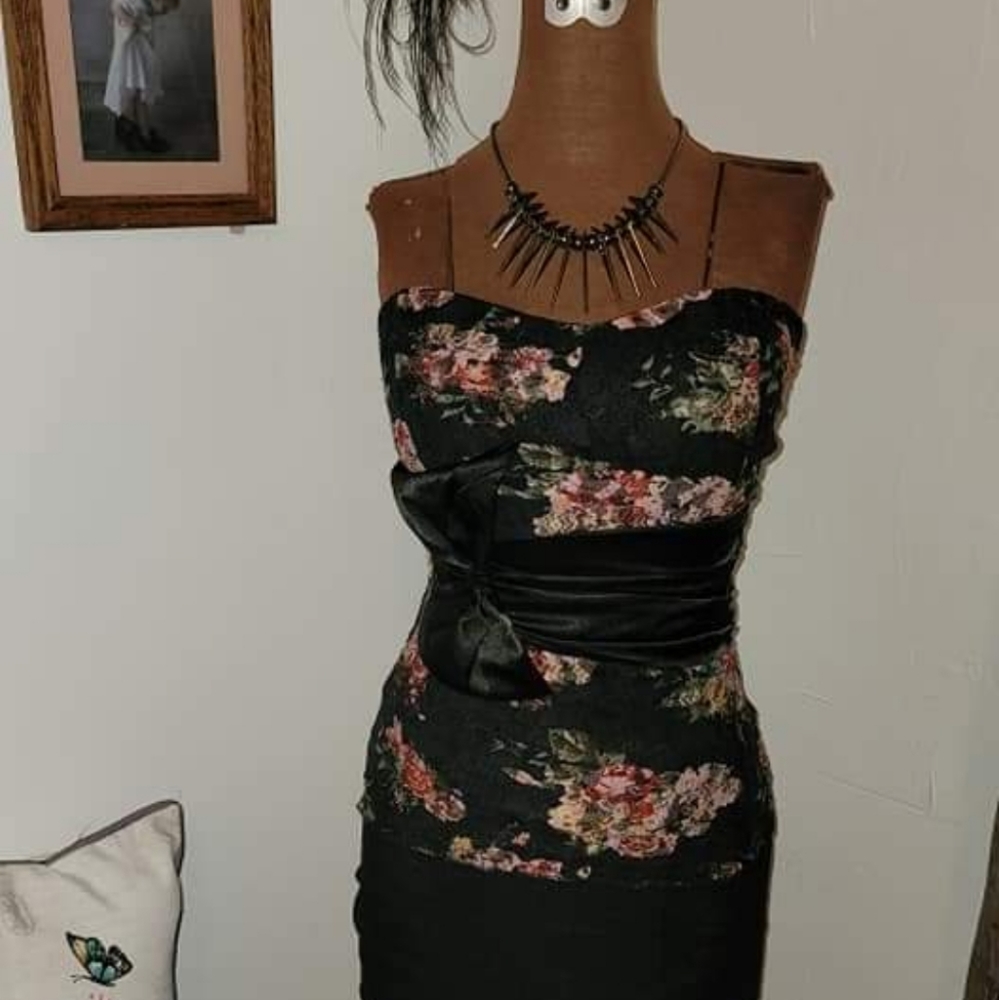 Lace sleeveless